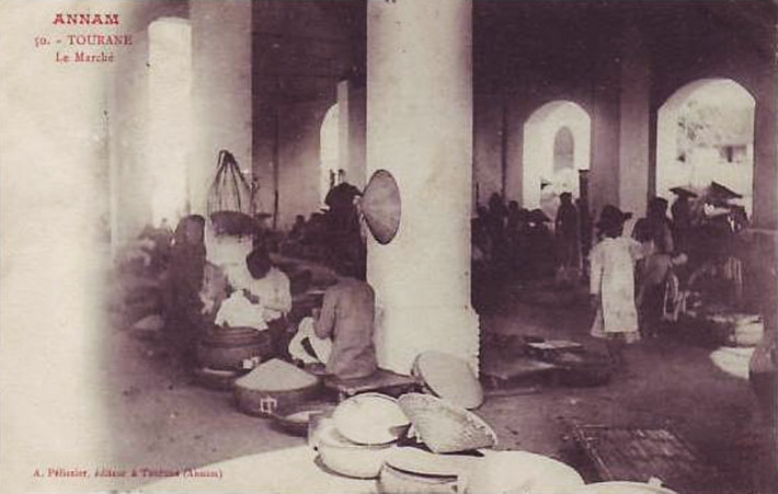 Bên trong một nhà lồng.