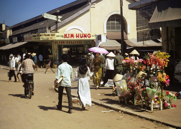 Bên ngoài chợ Hàn, Đà Nẵng năm 1966-1967.