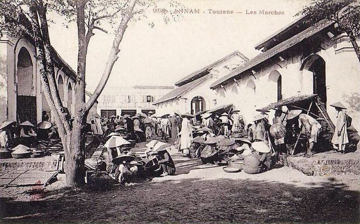 Các quầy hàng ngoài trời, giữa hai dãy nhà lồng của chợ Hàn.