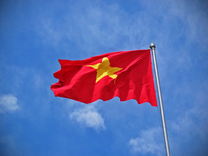 Lá cờ mang khát vọng về một bầu trời xanh hòa bình. Ảnh: Jon Huskisson / Flickr.com. Mời bạn đọc xem thêm video: Vì sao 2/9 được chọn là Quốc khánh? Nguồn: VTC1