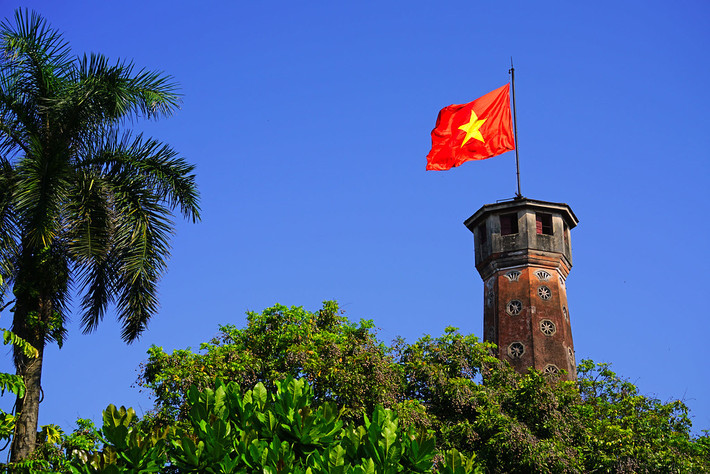 Lá cờ đỏ sao vàng phấp phới trên đỉnh cột cờ Hà Nội, một hình ảnh mang tính biểu tượng cho tinh thần độc lập, tự cường của Việt Nam. Ảnh: Andrey Sulitskiy / Flickr.com.