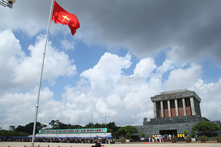 Quốc kỳ Việt Nam tung bay trên Quảng trường Ba Đình ở Hà Nội, nơi ngày 2/9/1945 Chủ tịch Hồ Chí Minh đọc bản Tuyên ngôn Độc lập, khai sinh ra nước Việt Nam Dân chủ Cộng hòa. Jorge Cancela / Flickr.com.