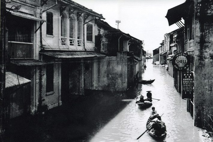 Đường Nguyễn Thái Học, phố cổ Hội An trong trận lụt lớn năm 1950. Đây cũng là một trong những trận lụt lớn được ghi nhận trong lịch sử Hội An. Ảnh: Nhiếp ảnh gia Vĩnh Tân.