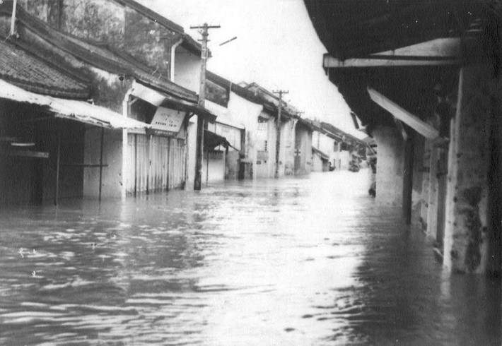 Khung cảnh đìu hiu ngày lụt bão, 1964. Trận đại hồng thủy đó được lưu truyền trong dân gian với tên gọi "đại họa năm Thìn" và nó đã khiến nhiều làng mạc, dòng họ rơi vào cảnh tuyệt tự. Ảnh: Hiệu ảnh Lệ Anh.