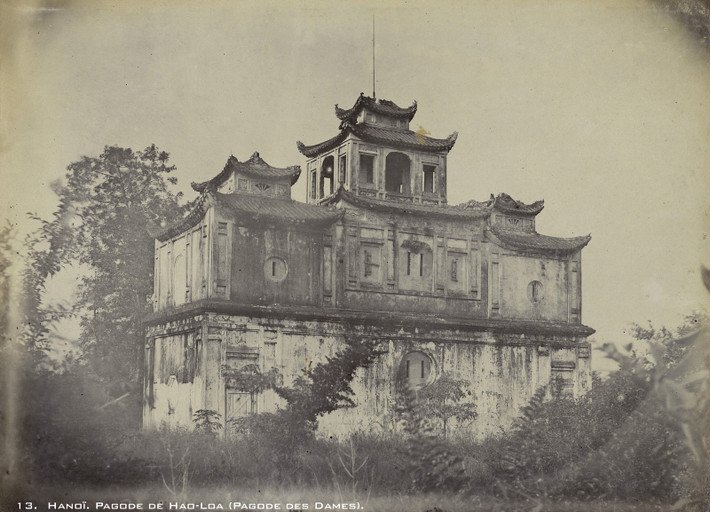 Tòa nhà Hậu Lâu nằm sau điện Kính Thiên ở trung tâm thành Hà Nội. Đây là nơi ở của các cung tần, mỹ nữ đi theo nhà vua mỗi chuyến công du Bắc Hà. Mời quý độc giả xem video: Quạt giấy Chàng Sơn - Danh phẩm của Hà thành. Nguồn: VTC1.