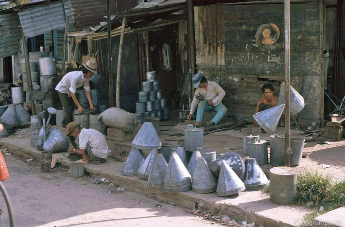Một cơ sở sản xuất đồ thiếc ở phố cổ Hội An năm 1991. Đến năm 1999 Hội An mới được công nhận là Di sản văn hóa thế giới.