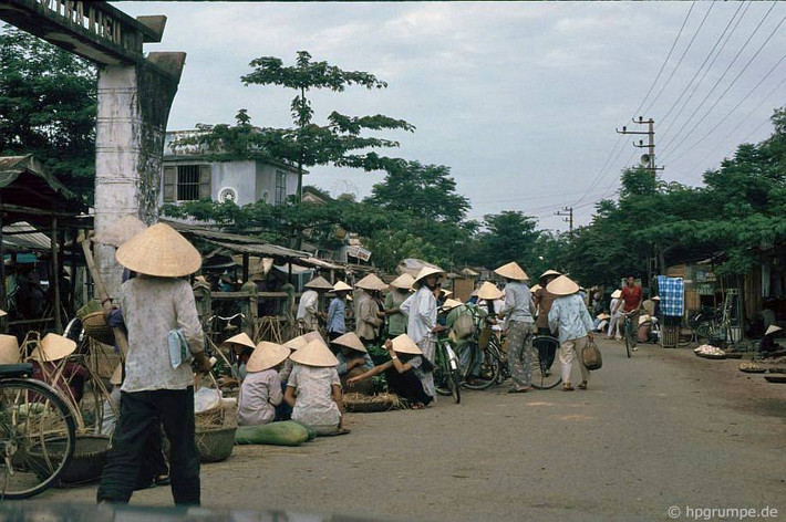 Khu chợ ở làng Trà Kiệu, Duy Xuyên, Quảng Nam năm 1991. Thời điểm này Quảng Nam vẫn là một phần của tỉnh Quảng Nam - Đà Nẵng, đến năm 1996 mới tách thành một tỉnh riêng.