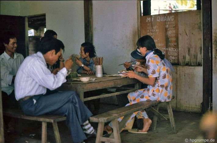 Trong một quán ăn bên Quốc lộ 1.