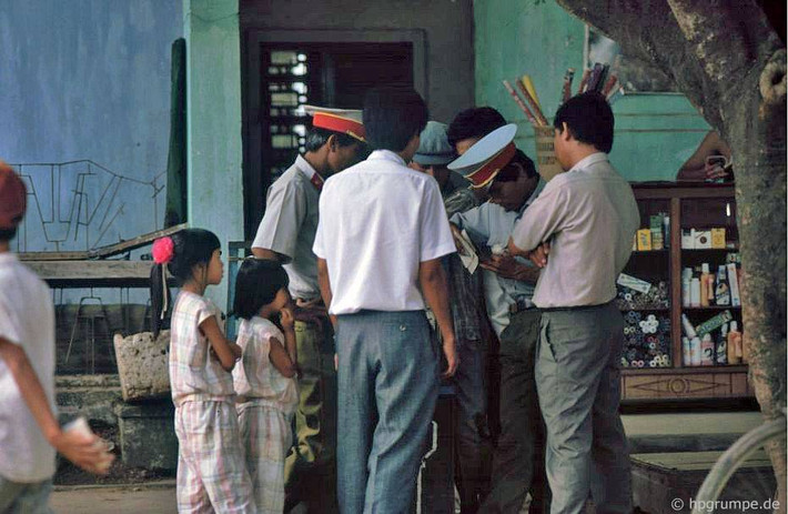Công an kiểm tra một cơ sở kinh doanh.