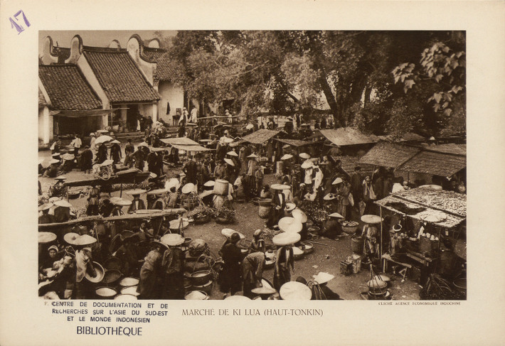 Chợ Lỳ Lừa ở Lạng Sơn, xứ Đông Dương năm 1934. Các thương nhân ở đây chủ yếu là người Việt và người Hoa. Trong số những người đến mua bán cũng có nhiều người dân tộc Thái.