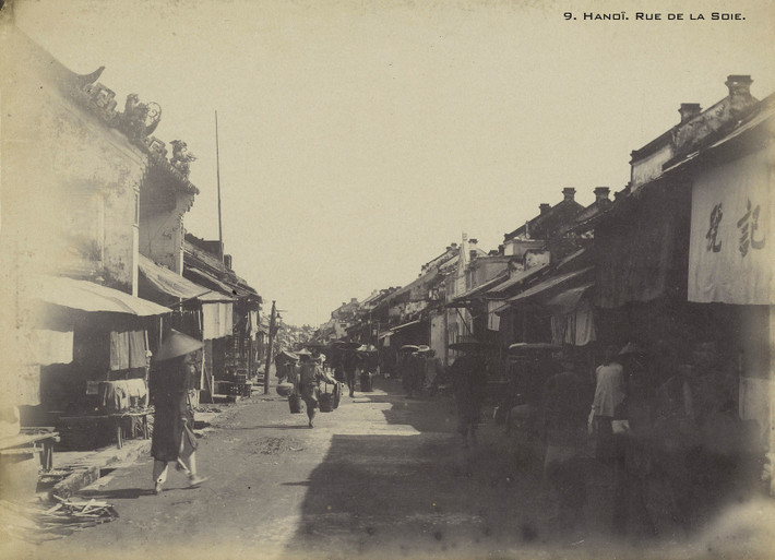 Quang cảnh phố Tơ Lụa (rue de la Soie), nay là phố Hàng Đào, với nhiều cửa hiệu bán đồ tơ lụa, Hà Nội năm 1899. Ảnh: Bunum.univ-cotedazur.fr.