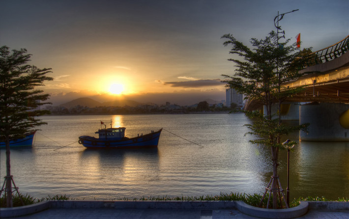 Con thuyền nhỏ tắm trong ánh hoàng hôn sông Hàn. Ảnh: Niall McKenna/ Flickr.