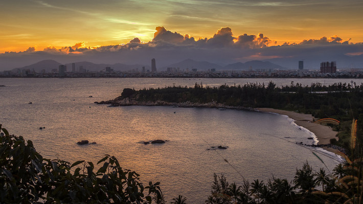 Buổi chiều tà ở Sơn Trà. Ảnh: RobK Photo/ Flickr.