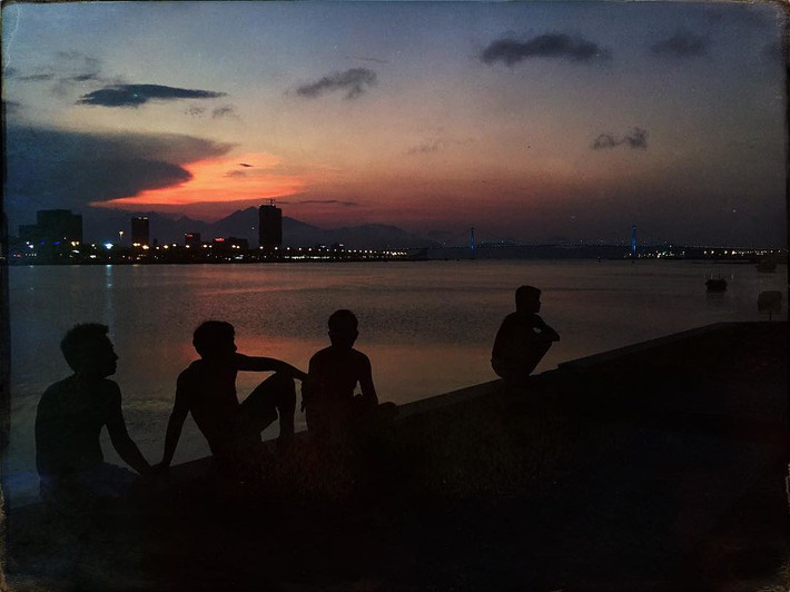 Bên bờ sông Hàn khi thành phố đã lên đèn. Ảnh: Ehrin Macksey/ Flickr.