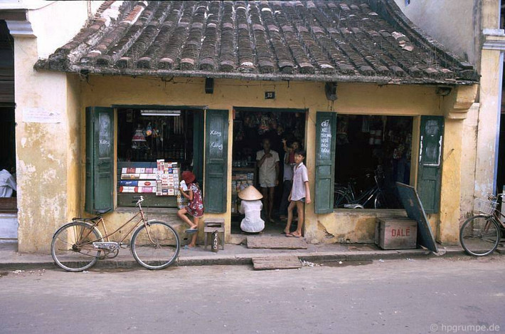 Một tiệm tạp hóa ở phố cổ Hội An gần 30 năm trước. Cửa hàng phục vụ dân địa phương là chủ yếu vì khách du lịch ở Hội An còn rất hiếm.