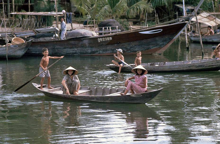 Trên mặt nước sông không có ánh sáng hoa đăng nhưng đầy ắp những cảnh sinh hoạt đời thường đặc sắc.