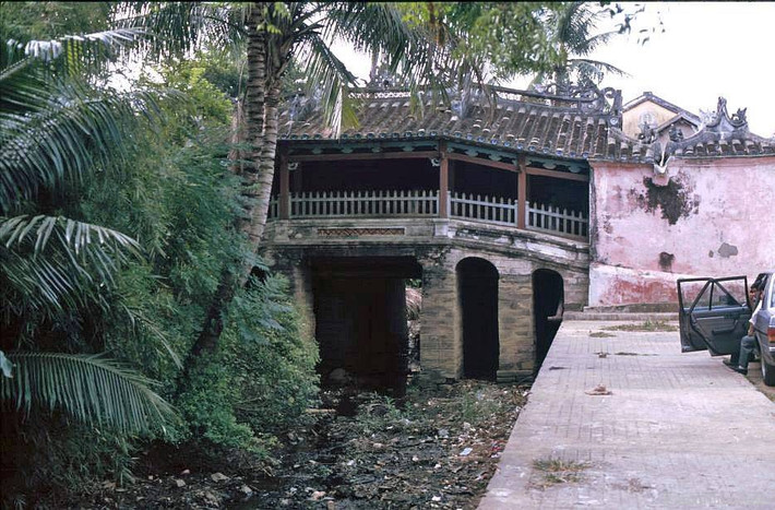 Chùa Cầu Hội An năm 1991 nhìn khá... hoang phế. Con kênh dưới cầu cạn nước, cây cối mọc ùm tùm che mất một nửa cầu, trái ngược khung cảnh thơ mộng ngày nay.