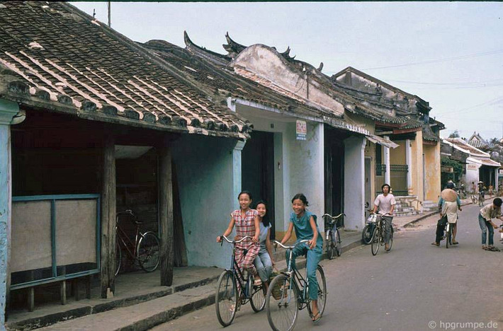 Do du lịch chưa phát triển, trên các con phố Hội An năm 1991 hoàn toàn không có sự hiện diện của các khách sạn, nhà hàng, quán bar, cửa hàng bán đèn lồng, đồ lưu niệm... Ảnh: Hans-Peter Grumpe / Hpgrumpe.de.