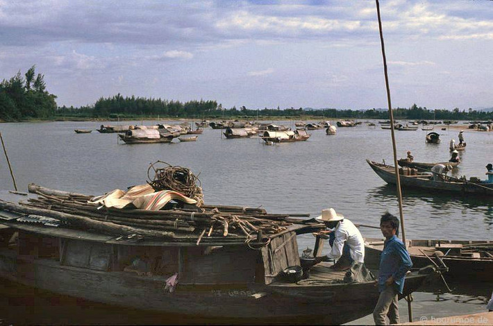 Sông Thu Bồn năm 1991 chỉ có những con thuyền mộc mạc của ngư dân địa phương, không có du thuyền trang trí bắt mắt phục vụ khách du lịch.