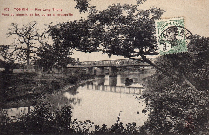 Cầu Phủ Lạng Thương (cầu sắt Sông Thương) - cây cầu đường sắt bắc qua sông Thương, nhìn từ bán đảo gần đó