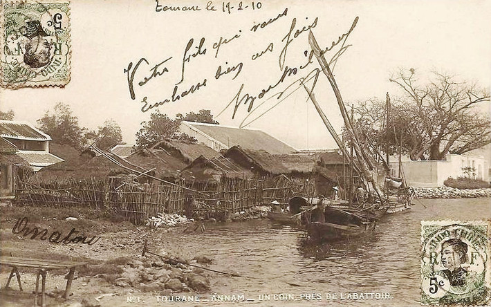 Khung cảnh gần một lò giết mổ heo.