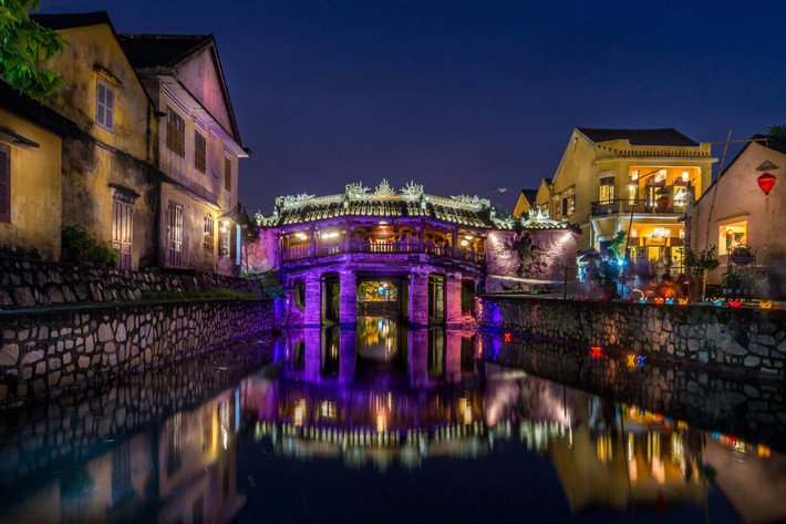 Vẻ huyền ảo của Chùa Cầu Hội An buổi tối. Ảnh: Sandor Deak/ 500px.com.