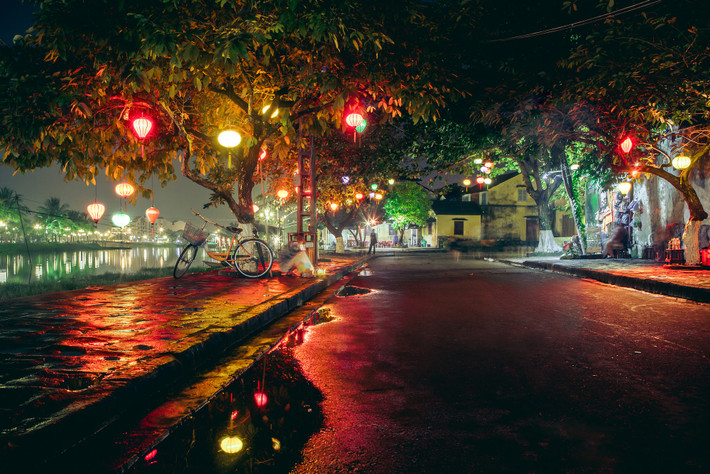 Góc phố đêm lãng mạn bên sông Thu Bồn. Ảnh: Jaanus Jagomägi/ 500px.com.