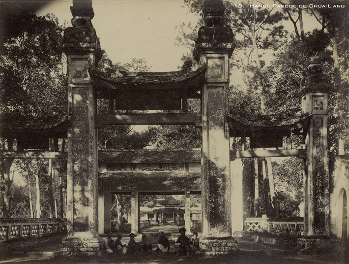Cổng tam quan của chùa Láng.