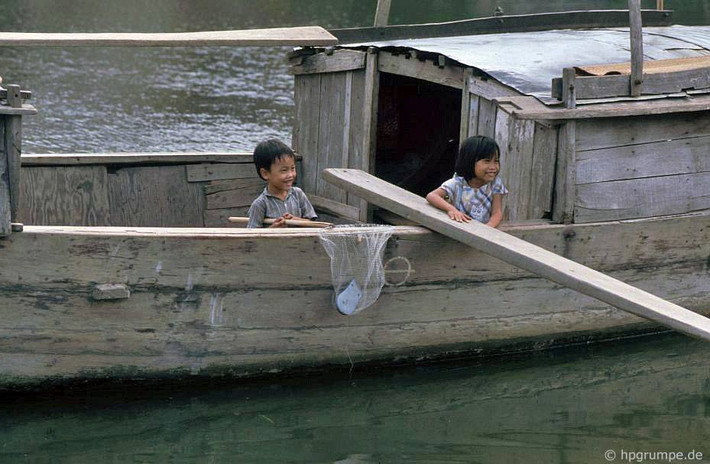 Trẻ em trên một con thuyền ở sông Thu Bồn, Hội An.