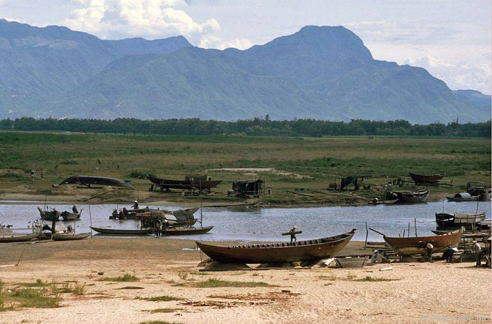 Xưởng đóng thuyền bên bờ sông ở gần thị xã Tam Kỳ.