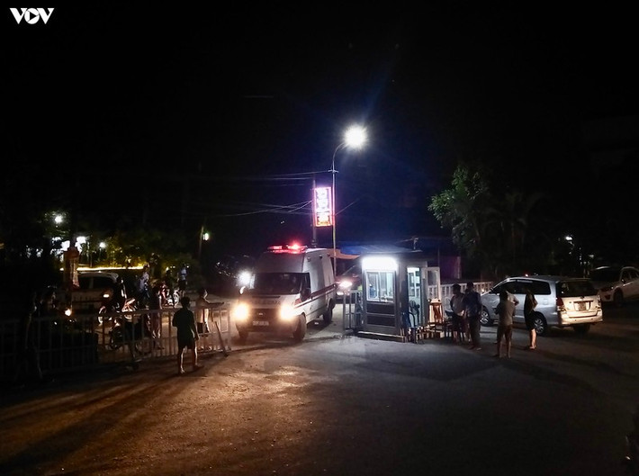 Theo ghi nhận, vào khoảng 20h ngày 7/8, sau khi phát hiện có ca nghi mắc Covid-19 trở về từ Đà Nẵng; CDC Hà Nội phối hợp với chính quyền xã Thượng Đức, huyện Hoài Đức phong toả 2 toà chung cư Tân Việt.