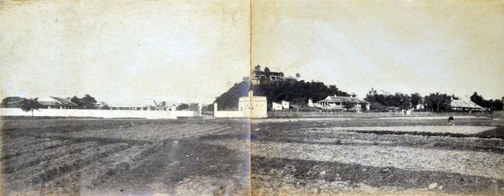 Khung cảnh ở khu vực ngoại vi Móng Cái thập niên 1890. Hình ảnh trích từ một album ảnh được thực hiện năm 1890-1895 của Raphaël Moreau, một nhiếp ảnh gia Pháp lập nghiệp ở Hà Nội thời thuộc địa.