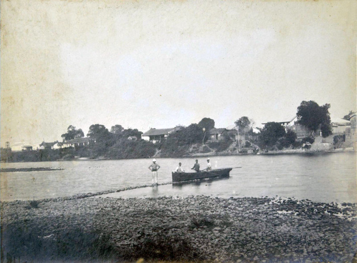 Bên bờ sông Ka Long.