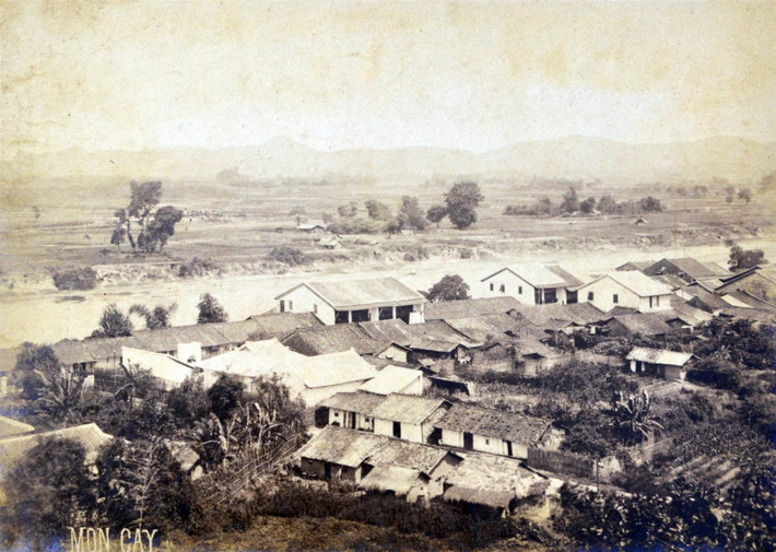 Khu vực dân cư bên bờ sông Ka Long.