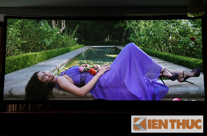 Độ phân giải 4K mang đến chi tiết và màu sắc thể hiện tốt hơn nhiều so với Full HD. Đặc biệt là khi xem trên màn chiếu cực lớn.