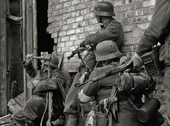 Theo đó, lực lượng của Hitler đã chiếm Kiev vào ngày 19/9/1941, và các toán lính thuộc Lực lượng Đặc nhiệm SS đã chuẩn bị thực hiện mệnh lệnh của trùm phát xít: Tiêu diệt tất cả những người Do Thái tại Ukraine.