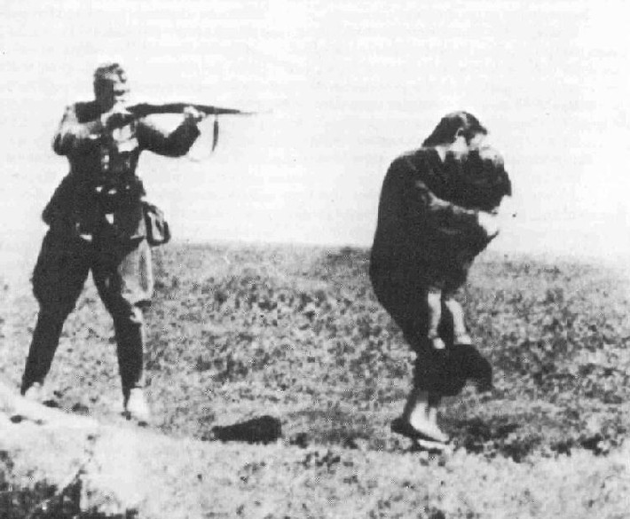 Trong giai đoạn 1941 – 1943, hàng ngàn người Do Thái, các quan chức Xô Viết và các tù binh Nga đã bị hành quyết ở khe núi Babi Yar theo cách tương tự.