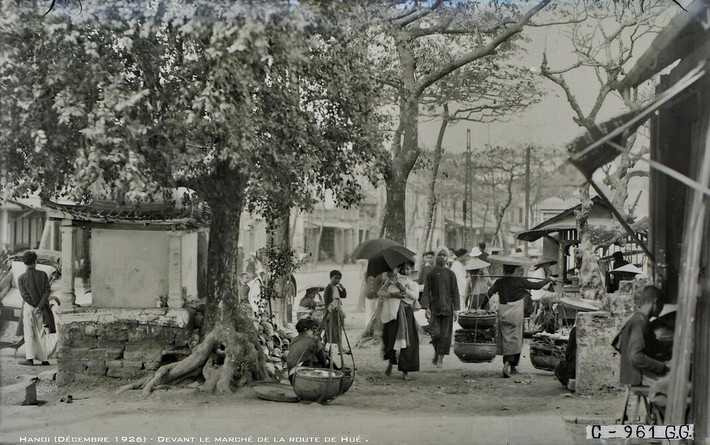 Phía trước khu chợ trên phố Huế (chợ Hôm?), ảnh chụp năm 1926.