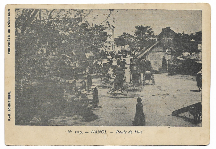 Cảnh họp chợ trên phố Huế một thế kỷ trước.