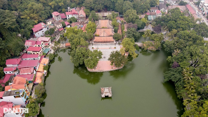  Chùa Thầy tọa lạc tại chân núi Thầy (hay còn gọi là núi Sài Sơn), thuộc địa phận xã Sài Sơn, huyện Quốc Oai, Hà Nội, cách trung tâm thành phố Hà Nội khoảng 25km. Chùa từ lâu đã là điểm du lịch tâm linh hấp dẫn du khách thập phương bởi phong cảnh hữu tình, hòa hợp với thiên nhiên.