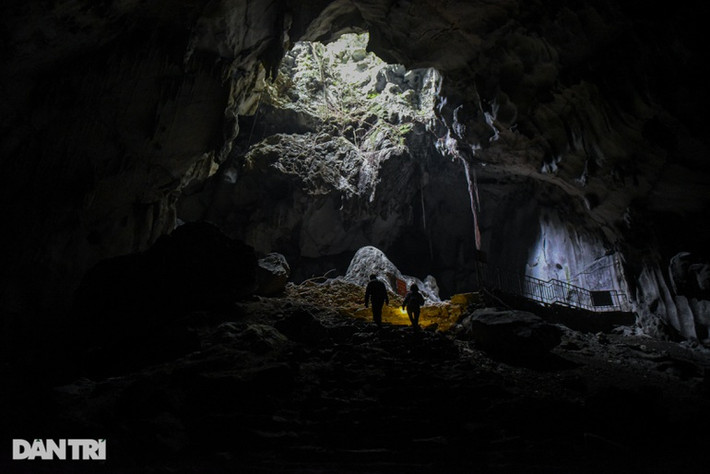 Trong hang, tại những chỗ lộ thiên, ánh sáng mặt trời xuống rọi vào nhũ đã tạo nên những điểm sáng lung linh, huyền ảo, do đó người đi chơi trong hang gọi là động Thần Quang. Nơi đây nhiều người gọi là hang "Sơn Đoòng thu nhỏ" của Hà Nội.