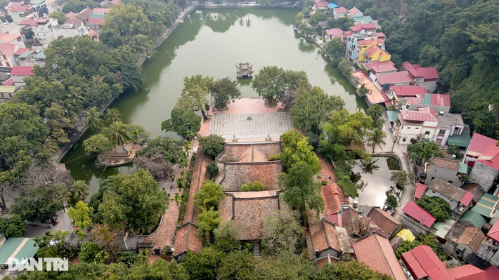Thông thường lễ hội truyền thống chùa Thầy được tổ chức từ ngày mùng 5 tới mùng 8 tháng 3 (âm lịch), ngày hội chính là ngày mùng 7 tháng 3 hàng năm. Giá vé tham quan chùa Thầy là 10.000đ/vé