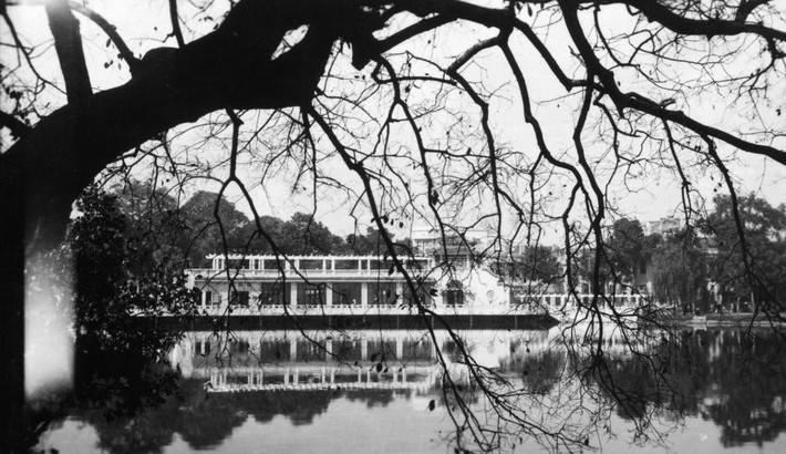 Nhà Thủy tạ soi bóng trên mặt hồ Gươm, 1939. Ban đầu tòa nhà chỉ có một tầng và một sân thượng phía trên. Ngày nay công trình có hai tầng.