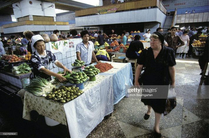 Trong một khu chợ ở Almaty, thủ đô Kazakhstan năm 1993. Ảnh: Ulrich Baumgarten/ Getty Images.