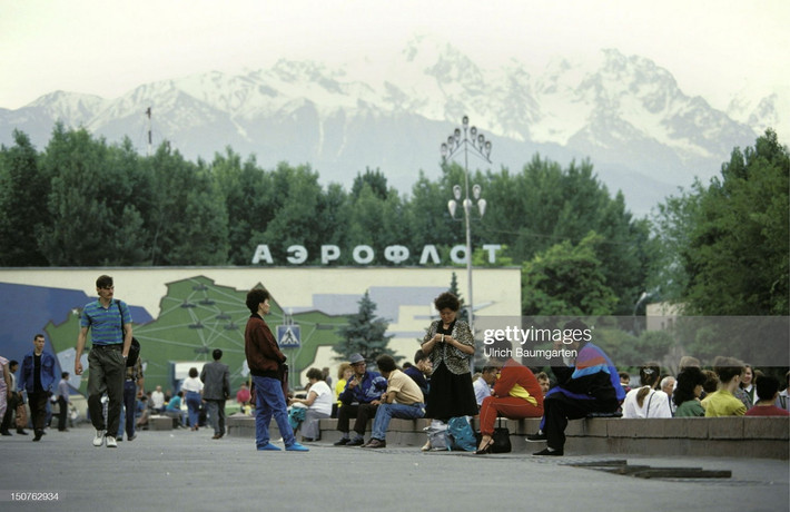 Khung cảnh phía trước sân bay quốc tế Almaty. Trên tấm pa-nô phía xa có dòng chữ Aeroflot, tên của hãng hàng không lớn nhất Liên Xô, sau này là Nga.