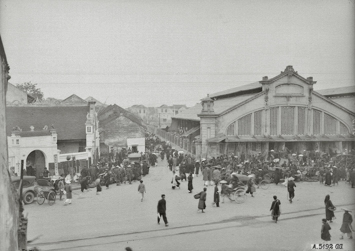 Chợ Đồng Xuân ngày 30 Tết Nguyên đán năm 1929. Con đường ở giữa bức ảnh là phố Hàng Khoai.