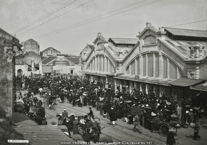 Khung cảnh "đông vui như Tết" ở chợ Đồng Xuân ngày 30 Tết, thập niên 1920.