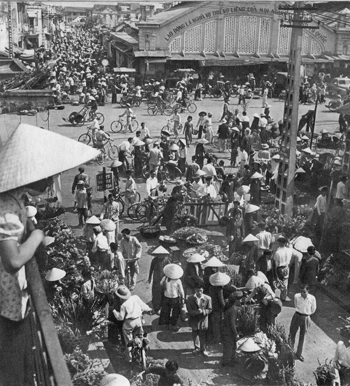 Cảnh tượng nhộn nhịp tại khu vực chợ Đồng Xuân ngày Tết, thập niên 1950. Ảnh của Rév Miklós, nhiếp ảnh gia lão thành người Hungary.