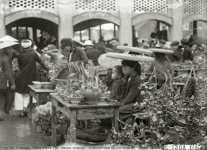 Khu vực bán hoa Tết ở chợ Đồng Xuân, thập niên 1920.