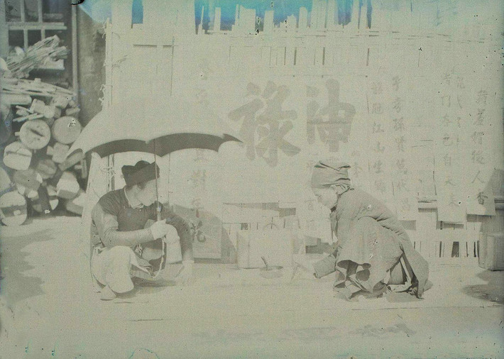 Người bán câu đối Tết ở chợ Đồng Xuân.